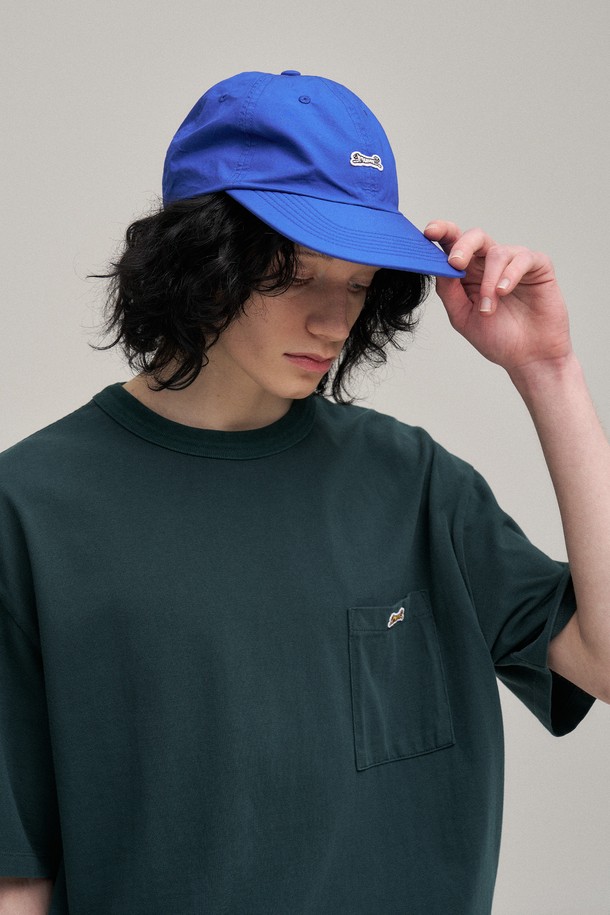 로얄 블루 컬러의 "서브라임" 볼캡입니다. 봄, 여름, 가을 계절에 착용하기 좋으며, 일상생활에서 캐주얼하게 연출하기 좋습니다. 호랑이 자수 와펜과 레터링 직자수가 포인트로, 챙 길이 7cm, 모자 깊이 10cm로 디자인되었습니다. 백 스트랩 끈으로 사이즈 조절이 가능하여 편안하게 착용할 수 있습니다. 동네 마실룩, 산책룩, 여행룩 등 다양한 TPO에 맞춰 캐주얼, 미니멀, 스트리트 스타일을 완성해보세요.
