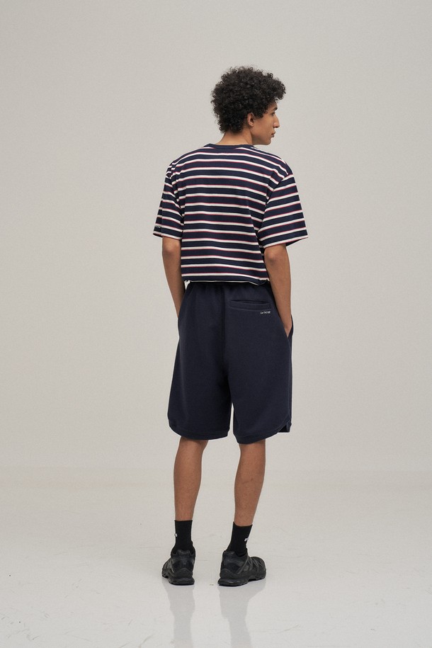 네이비 컬러의 클래식 스웻 쇼츠입니다. 부드러운 면 소재로 제작되어 편안한 착용감을 선사하며, 봄, 여름 시즌에 활용하기 좋습니다. 루즈핏과 오버핏으로 디자인되어 캐주얼하고 스포티한 스타일을 연출하며, 워싱 처리로 자연스러운 느낌을 더했습니다. 활동성을 높이는 사이드 슬릿 디테일이 돋보이며, 밴딩 처리된 허리 부분은 편안한 착용감을 제공합니다. 동네 마실룩, 여행룩, 집콕룩 등 다양한 TPO에 맞춰 미니멀하고 세련된 스타일을 완성해보세요.
