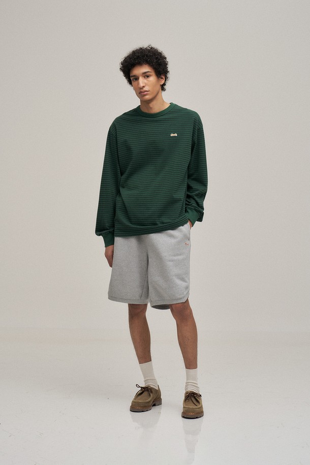 헤더 그레이 색상의 클래식 스웻 쇼츠입니다. 면 소재로 제작되어 부드러운 촉감을 선사하며, 중간 두께감으로 봄, 가을에 착용하기 좋습니다. 오버핏과 루즈핏으로 편안한 착용감을 제공하며, 밴딩 처리된 허리와 워싱 가공으로 자연스러운 멋을 더했습니다. 사이드 슬릿 디테일로 활동성을 높였으며, 캐주얼, 스포티, 미니멀 스타일을 연출하기에 적합합니다. Classic Applique sweatshirt와 함께 셋업으로 스타일리시하게 코디할 수 있습니다.
