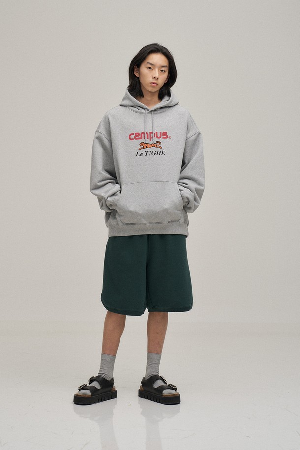 포레스트 그린 컬러의 클래식 스웻 쇼츠입니다. 면 소재로 제작되어 부드러운 촉감을 선사하며, 오버핏으로 편안한 착용감을 제공합니다. 일상, 집콕, 산책 등 다양한 TPO에 활용하기 좋으며, 캐주얼, 스포티, 미니멀 스타일을 연출할 수 있습니다. 워싱 처리와 사이드 슬릿 디테일이 돋보이며, 셋업으로도 활용 가능하여 활용도가 높습니다. 봄, 가을 시즌에 적합한 아이템입니다.
