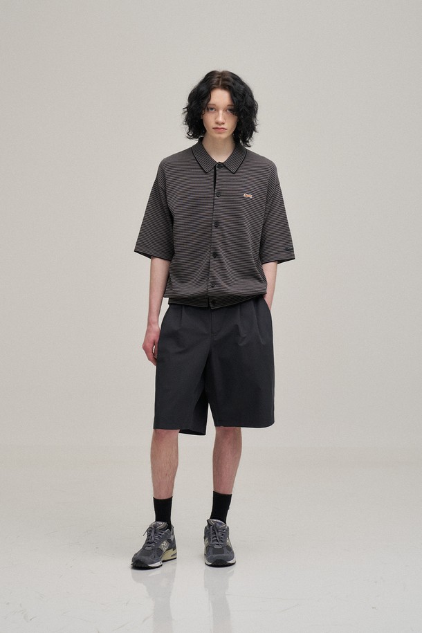 "Two Tuck Banded Shorts (Almost Black)"는 편안함과 스타일을 동시에 잡은 남성용 반바지입니다. 부드러운 촉감의 소재로 제작되어 여름철에도 시원하게 착용 가능하며, 루즈핏 와이드 실루엣으로 트렌디한 핏을 연출합니다. 투턱 디자인과 허리 밴딩 디테일로 편안한 착용감을 제공하며, YKK 지퍼를 사용하여 내구성을 높였습니다. 워싱 처리된 무지 블랙 컬러로 캐주얼, 미니멀, 클래식 등 다양한 스타일을 소화할 수 있으며, 동네 마실룩, 휴가룩, 바캉스룩에 제격입니다.
