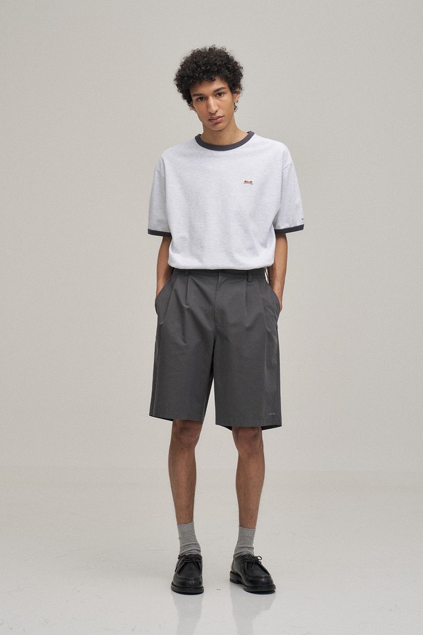 화이트 멜란지 컬러의 Classic Ringer 티셔츠입니다. 16수 코튼 100% 소재로 제작되어 부드러운 촉감과 구김이 적은 것이 특징입니다. 스탠다드핏에 라운드넥 디자인으로, 봄, 여름 시즌 일상에서 편안하게 착용하기 좋습니다. 세탁 후에도 복원력이 뛰어나며, 수축이나 변형이 적어 오랫동안 깔끔하게 입을 수 있습니다. 미니멀, 캐주얼, 클래식 스타일을 선호하는 남성분들께 동네 마실룩, 카페룩으로 추천합니다.
