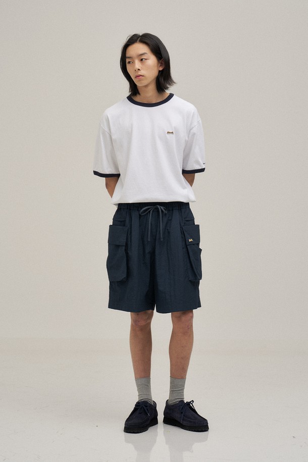 오프 화이트 색상의 클래식 링거 티셔츠입니다. 16수 코튼 100% 소재로 제작되어 부드러운 촉감과 편안한 착용감을 선사하며, 일상복으로 활용하기 좋습니다. 스탠다드핏에 레귤러 기장으로, 남녀 모두에게 잘 어울리는 디자인입니다. 구김이 적고, 세탁 후에도 복원력이 뛰어나며, 수축 및 변형 걱정 없이 오랫동안 즐겨 입을 수 있습니다. 캐주얼 및 미니멀 스타일을 선호하는 분들께 추천하며, 동네 마실룩이나 여행룩으로 활용하기 좋습니다.
