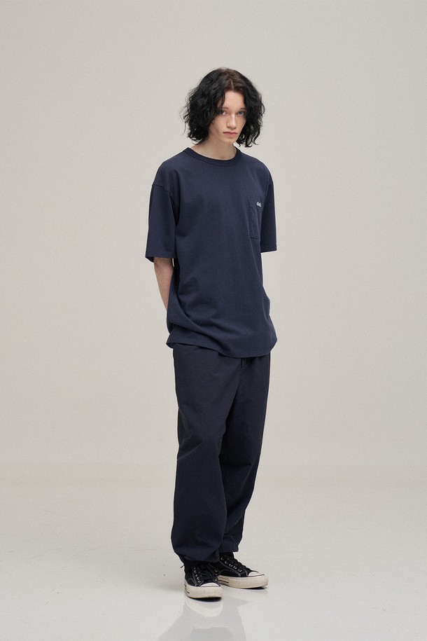 네이비 컬러의 클래식 포켓 티셔츠입니다. 면 소재로 제작되어 봄, 여름 시즌에 편안하게 착용하기 좋으며, 스탠다드핏과 라운드넥 디자인으로 베이직하고 캐주얼한 스타일을 연출합니다. 가볍게 동네 마실을 나가거나 카페에서 여유를 즐길 때 멋스럽게 코디할 수 있습니다. 심플한 무지 디자인에 포켓 디테일을 더해 미니멀하면서도 클래식한 무드를 더했습니다. 반소매 기장으로 활동성이 뛰어나 데일리룩으로 활용하기 좋습니다.
