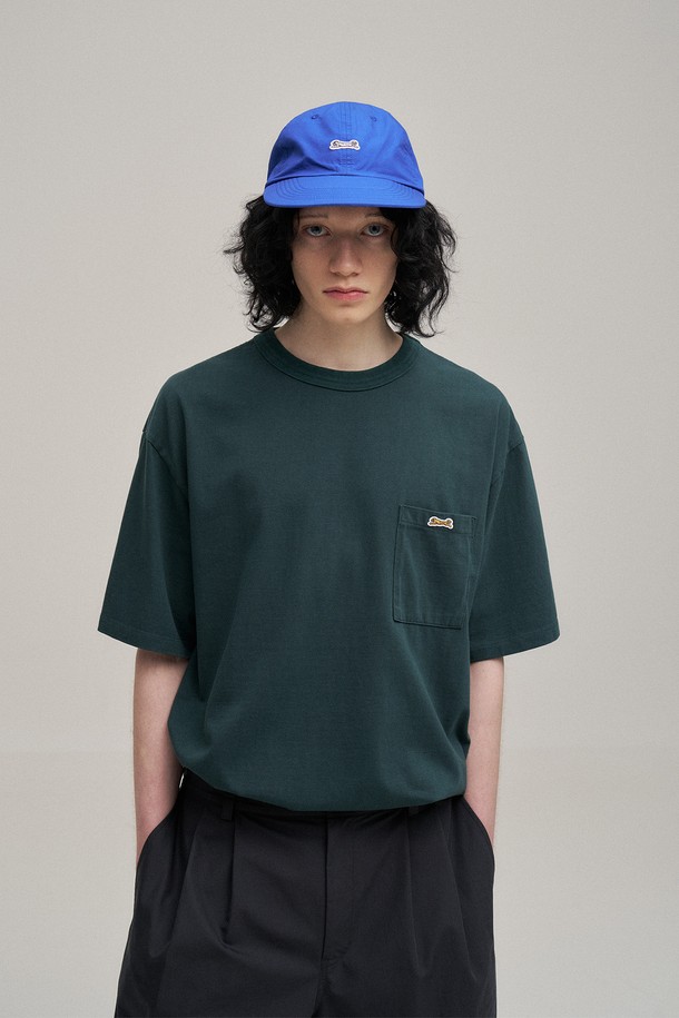 포레스트 컬러의 클래식 포켓 티셔츠입니다. 16수 코튼 100% 소재로 제작되어 부드러운 촉감과 편안한 착용감을 선사합니다. 구김이 적고 세탁 후 복원력이 뛰어나며, 수축이나 변형 없이 오랫동안 깔끔하게 유지됩니다. 스탠다드핏과 라운드넥 디자인으로 어떤 스타일에도 잘 어울리는 베이직하고 캐주얼한 아이템입니다. 톤온톤 포레스트 그린 컬러는 일상은 물론 동네 마실룩에도 자연스럽게 녹아듭니다.
