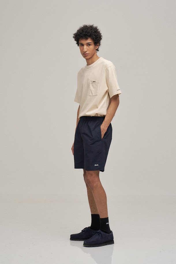 아이보리 컬러의 "클래식 포켓 티셔츠"입니다. 남성용 티셔츠로, 봄과 여름에 가볍게 입기 좋습니다. 베이직하고 캐주얼한 스타일로 데이트룩, 동네 마실룩 등 다양한 TPO에 활용할 수 있습니다. 면 소재로 제작되어 부드러운 착용감을 느낄 수 있으며, 스탠다드 핏으로 편안하게 착용 가능합니다. 라운드넥 반소매 디자인에 포켓 디테일을 더해 실용성을 높였으며, 구김이 적고 복원력이 뛰어납니다. 캐주얼, 미니멀, 클래식 스타일을 즐겨 입는 분들께 추천합니다.
