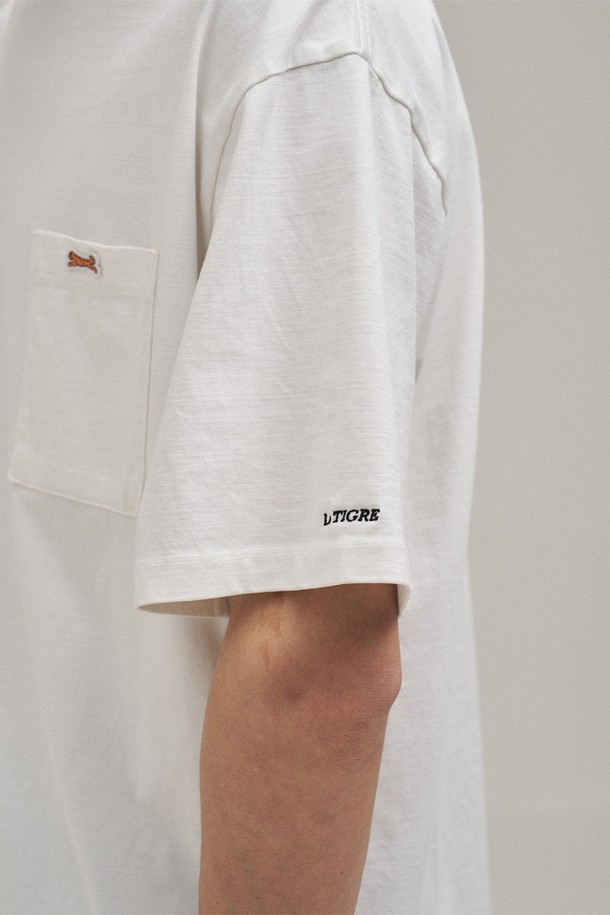 클래식 포켓 티셔츠 (오프 화이트)는 베이직하고 캐주얼한 스타일을 선호하는 남성 고객을 위한 데일리 티셔츠입니다. 부드러운 촉감의 16수 면 100% 소재로 제작되어 편안한 착용감을 제공하며, 봄, 여름 시즌에 적합합니다. 스탠다드핏 라운드넥 디자인에 무지 패턴으로 깔끔함을 더했으며, 포켓 디테일이 포인트입니다. 구김이 적고 세탁 후 복원력이 뛰어나 실용적이며, 수축이나 변형 걱정 없이 오래 입을 수 있습니다. 동네 마실룩, 카페룩 등 편안한 스타일 연출에 제격입니다.
