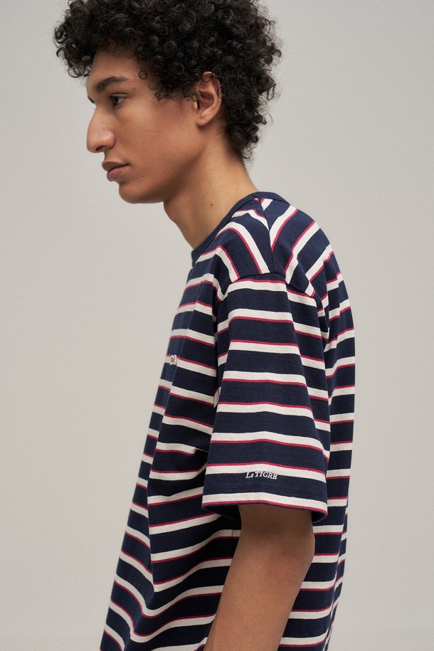 네이비 컬러의 멀티 스트라이프 패턴이 돋보이는 남성용 반팔 티셔츠입니다. 면 100% 소재로 제작되어 부드러운 촉감을 선사하며, 얇은 두께감으로 봄, 여름 시즌에 시원하게 착용하기 좋습니다. 스탠다드핏으로 편안한 착용감을 제공하며, 라운드넥 디자인으로 어떤 스타일에도 잘 어울립니다. 워싱 처리로 자연스러운 멋을 더했으며, 레이어드하여 다양한 스타일을 연출할 수 있습니다. 산책룩, 여행룩 등 캐주얼하고 스포티한 스타일을 즐겨보세요.
