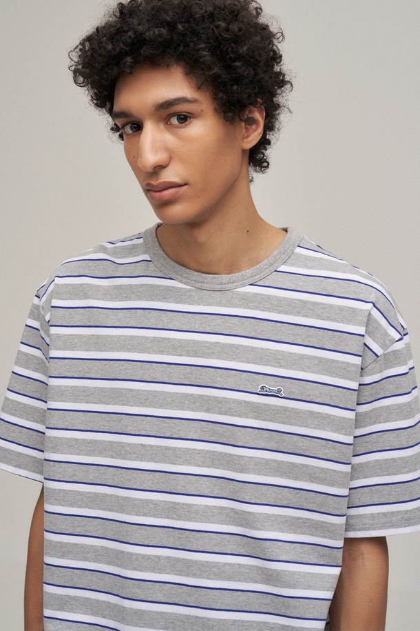 헤더 그레이 컬러의 멀티 스트라이프 반팔 티셔츠입니다. 부드러운 촉감의 면 100% 소재로 제작되어 편안한 착용감을 선사하며, 얇은 두께로 봄, 여름 시즌에 시원하게 입기 좋습니다. 베이직하고 캐주얼한 스타일로, 데일리룩은 물론 동네 마실룩이나 봄 소풍룩으로도 활용하기 좋습니다. 스탠다드 핏에 라운드넥 디자인이며, 워싱 처리로 자연스러운 멋을 더했습니다. 레이어드하여 다양한 스타일을 연출할 수 있는 활용도 높은 아이템입니다.
