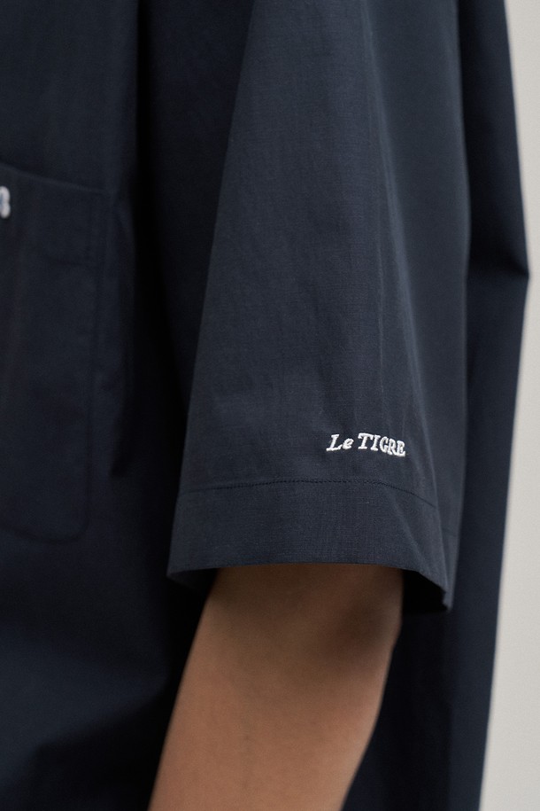 텐셀 파자마 셔츠 (네이비)는 부드러운 촉감의 텐셀 소재로 제작되어 편안한 착용감을 선사합니다. 세미 오버핏으로 제작되어 여유로운 실루엣을 연출하며, 캐주얼, 미니멀, 클래식 스타일을 모두 소화할 수 있습니다. 카라와 앞여밈 부분의 배색 파이핑, 등판 체인 스티치 디테일로 포인트를 더했습니다. 반소매 기장과 얇은 두께로 여름철 집콕룩, 동네 마실룩, 휴가룩 등 다양한 TPO에 활용하기 좋습니다. 네이비 컬러의 로고 패턴으로 심플하면서도 세련된 분위기를 연출합니다.
