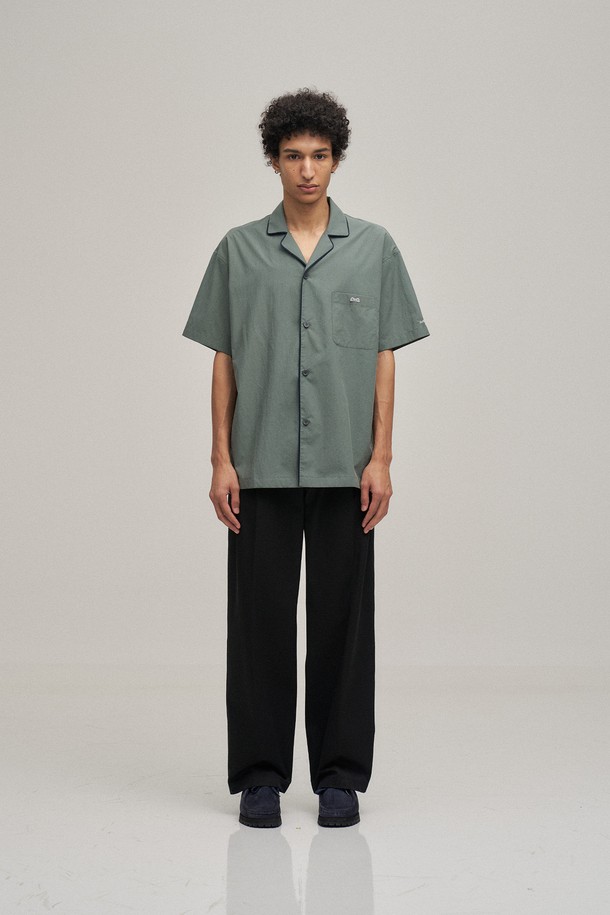 텐셀 파자마 셔츠 (슬레이트 그레이)는 얇은 두께감으로 여름철에도 시원하게 착용 가능한 남성 파자마 셔츠입니다. 부드러운 텐셀 소재를 사용하여 편안한 착용감을 제공하며, 캐주얼, 미니멀, 클래식 스타일을 모두 소화할 수 있습니다. 세미오버핏으로 제작되어 활동성을 높였으며, 파자마 카라와 앞여밈 배색 파이핑, 등판 체인 스티치 디테일로 포인트를 주었습니다. 집콕룩, 동네 마실룩, 휴가룩 등 다양한 TPO에 활용하기 좋은 아이템입니다. 무채색 계열의 슬레이트 그레이 컬러는 어떤 하의와도 잘 어울려 활용도가 높습니다.
