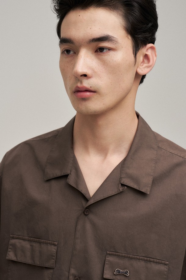 오픈 카라 오버다잉 셔츠 (Mild Brown)는 USA 코튼 100%의 60수 트윌 원단으로 제작되어 부드러운 착용감을 선사합니다. 밀드 브라운 컬러의 셔츠는 가먼트 다잉(Gament Dyeing) 공법으로 빈티지한 무드를 더했으며, 세미 오버핏으로 편안한 착용감을 제공합니다. 여름철, 오픈 카라 디자인과 얇은 두께감으로 시원하게 착용 가능하며, 데이트룩, 카페룩 등 다양한 TPO에 활용할 수 있습니다. 캐주얼, 미니멀, 클래식 스타일을 즐겨 입는 남성분들께 추천하는 아이템입니다.

