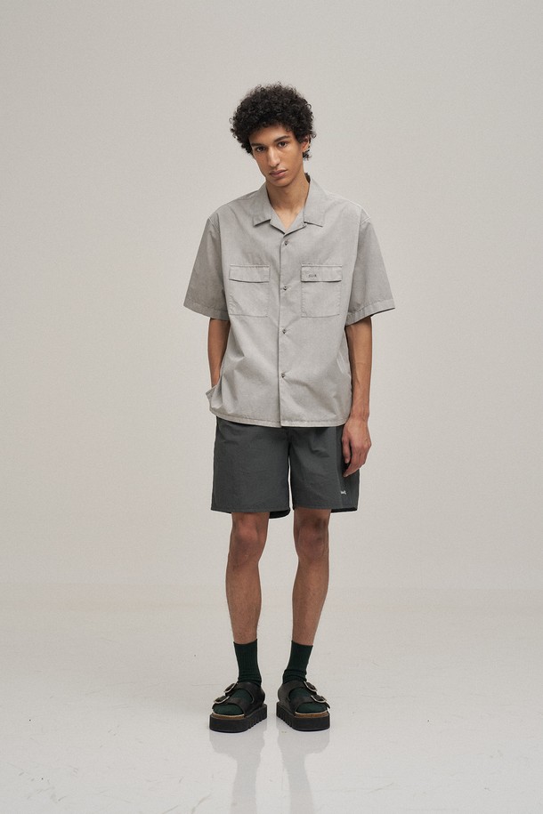 오픈 카라 오버다잉 셔츠 (더스티 그레이)는 남성용 셔츠로, 빈티지하면서도 베이직한 스타일을 연출합니다. 100% USA 코튼 60수 트윌 소재를 사용하여 얇고 가벼운 착용감을 선사하며, 가먼트 다잉 처리로 은은한 색감과 자연스러운 분위기를 더했습니다. 반소매 기장과 세미 오버핏으로 제작되어 여름철 데이트룩, 카페룩 등 캐주얼, 클래식, 미니멀 스타일을 모두 소화하기 좋습니다. 오픈 카라 디자인은 시원한 느낌을 주며, 레귤러 기장으로 어떤 하의와도 잘 어울립니다.
