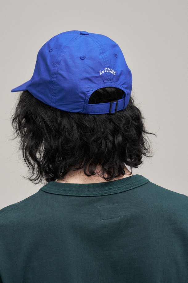 로얄 블루 컬러의 "서브라임" 볼캡입니다. 봄, 여름, 가을 계절에 착용하기 좋으며, 일상생활에서 캐주얼하게 연출하기 좋습니다. 호랑이 자수 와펜과 레터링 직자수가 포인트로, 챙 길이 7cm, 모자 깊이 10cm로 디자인되었습니다. 백 스트랩 끈으로 사이즈 조절이 가능하여 편안하게 착용할 수 있습니다. 동네 마실룩, 산책룩, 여행룩 등 다양한 TPO에 맞춰 캐주얼, 미니멀, 스트리트 스타일을 완성해보세요.
