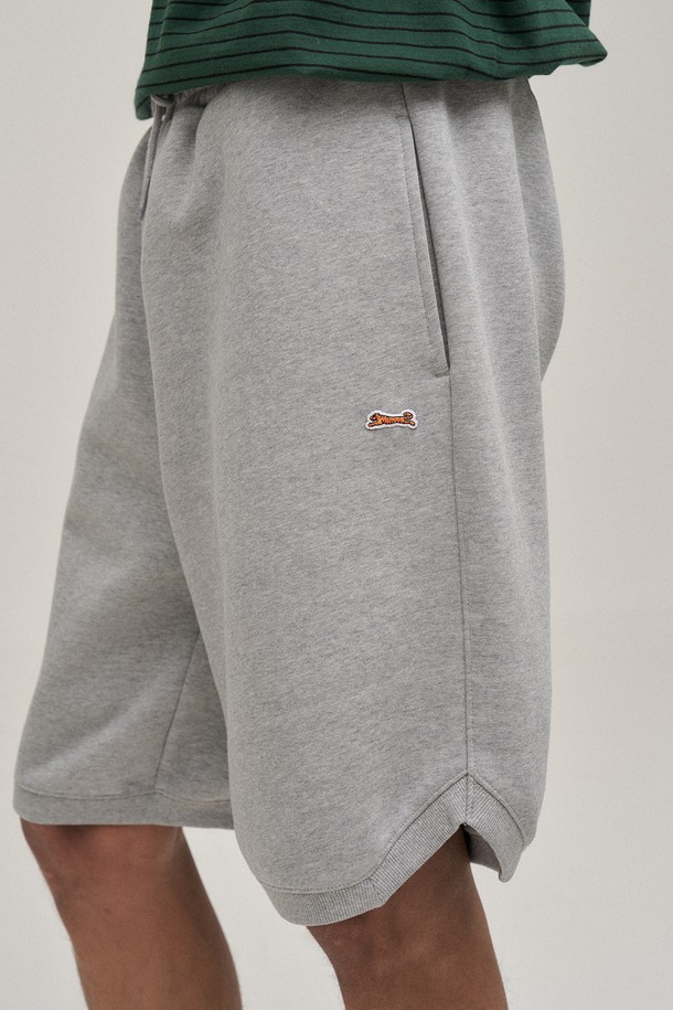 헤더 그레이 색상의 클래식 스웻 쇼츠입니다. 면 소재로 제작되어 부드러운 촉감을 선사하며, 중간 두께감으로 봄, 가을에 착용하기 좋습니다. 오버핏과 루즈핏으로 편안한 착용감을 제공하며, 밴딩 처리된 허리와 워싱 가공으로 자연스러운 멋을 더했습니다. 사이드 슬릿 디테일로 활동성을 높였으며, 캐주얼, 스포티, 미니멀 스타일을 연출하기에 적합합니다. Classic Applique sweatshirt와 함께 셋업으로 스타일리시하게 코디할 수 있습니다.
