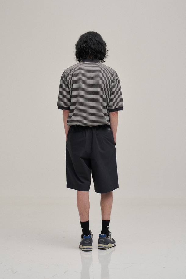 "Two Tuck Banded Shorts (Almost Black)"는 편안함과 스타일을 동시에 잡은 남성용 반바지입니다. 부드러운 촉감의 소재로 제작되어 여름철에도 시원하게 착용 가능하며, 루즈핏 와이드 실루엣으로 트렌디한 핏을 연출합니다. 투턱 디자인과 허리 밴딩 디테일로 편안한 착용감을 제공하며, YKK 지퍼를 사용하여 내구성을 높였습니다. 워싱 처리된 무지 블랙 컬러로 캐주얼, 미니멀, 클래식 등 다양한 스타일을 소화할 수 있으며, 동네 마실룩, 휴가룩, 바캉스룩에 제격입니다.
