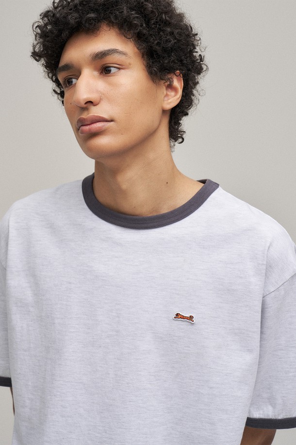 화이트 멜란지 컬러의 Classic Ringer 티셔츠입니다. 16수 코튼 100% 소재로 제작되어 부드러운 촉감과 구김이 적은 것이 특징입니다. 스탠다드핏에 라운드넥 디자인으로, 봄, 여름 시즌 일상에서 편안하게 착용하기 좋습니다. 세탁 후에도 복원력이 뛰어나며, 수축이나 변형이 적어 오랫동안 깔끔하게 입을 수 있습니다. 미니멀, 캐주얼, 클래식 스타일을 선호하는 남성분들께 동네 마실룩, 카페룩으로 추천합니다.
