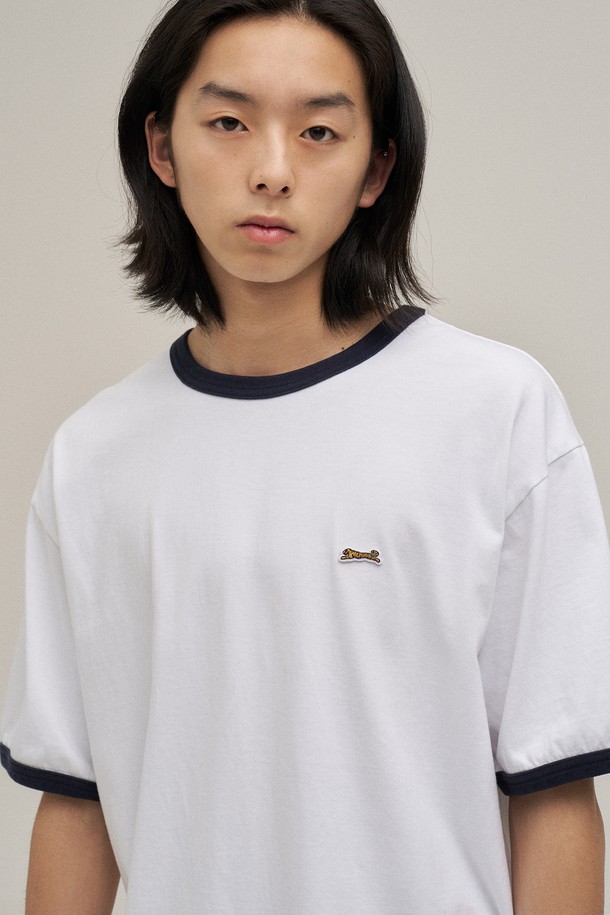 오프 화이트 색상의 클래식 링거 티셔츠입니다. 16수 코튼 100% 소재로 제작되어 부드러운 촉감과 편안한 착용감을 선사하며, 일상복으로 활용하기 좋습니다. 스탠다드핏에 레귤러 기장으로, 남녀 모두에게 잘 어울리는 디자인입니다. 구김이 적고, 세탁 후에도 복원력이 뛰어나며, 수축 및 변형 걱정 없이 오랫동안 즐겨 입을 수 있습니다. 캐주얼 및 미니멀 스타일을 선호하는 분들께 추천하며, 동네 마실룩이나 여행룩으로 활용하기 좋습니다.
