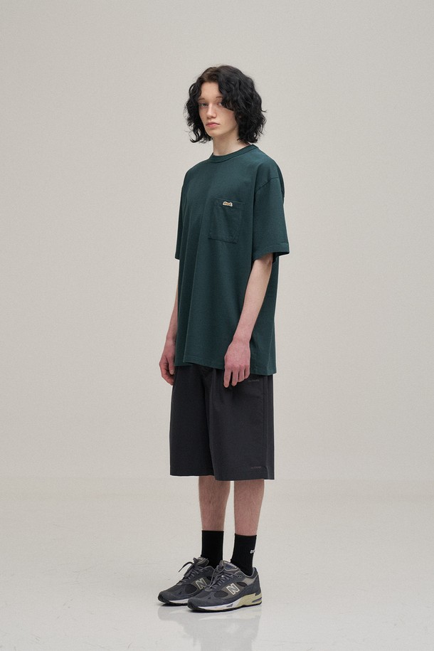 포레스트 컬러의 클래식 포켓 티셔츠입니다. 16수 코튼 100% 소재로 제작되어 부드러운 촉감과 편안한 착용감을 선사합니다. 구김이 적고 세탁 후 복원력이 뛰어나며, 수축이나 변형 없이 오랫동안 깔끔하게 유지됩니다. 스탠다드핏과 라운드넥 디자인으로 어떤 스타일에도 잘 어울리는 베이직하고 캐주얼한 아이템입니다. 톤온톤 포레스트 그린 컬러는 일상은 물론 동네 마실룩에도 자연스럽게 녹아듭니다.
