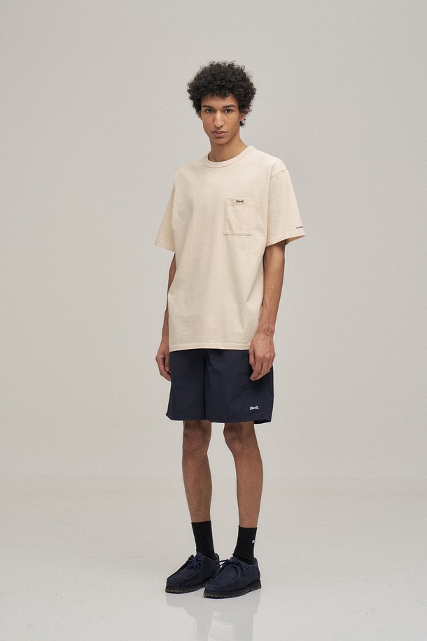 아이보리 컬러의 "클래식 포켓 티셔츠"입니다. 남성용 티셔츠로, 봄과 여름에 가볍게 입기 좋습니다. 베이직하고 캐주얼한 스타일로 데이트룩, 동네 마실룩 등 다양한 TPO에 활용할 수 있습니다. 면 소재로 제작되어 부드러운 착용감을 느낄 수 있으며, 스탠다드 핏으로 편안하게 착용 가능합니다. 라운드넥 반소매 디자인에 포켓 디테일을 더해 실용성을 높였으며, 구김이 적고 복원력이 뛰어납니다. 캐주얼, 미니멀, 클래식 스타일을 즐겨 입는 분들께 추천합니다.
