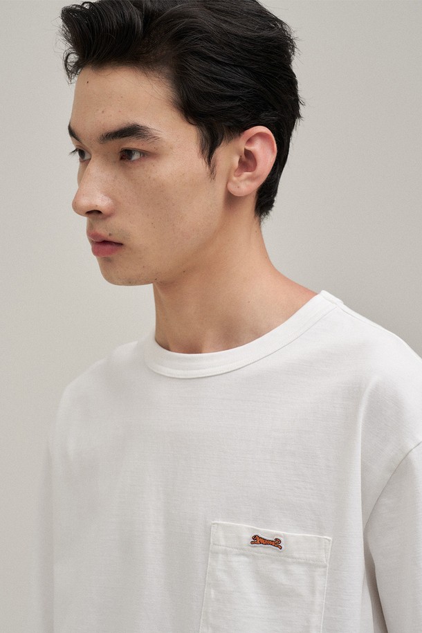 클래식 포켓 티셔츠 (오프 화이트)는 베이직하고 캐주얼한 스타일을 선호하는 남성 고객을 위한 데일리 티셔츠입니다. 부드러운 촉감의 16수 면 100% 소재로 제작되어 편안한 착용감을 제공하며, 봄, 여름 시즌에 적합합니다. 스탠다드핏 라운드넥 디자인에 무지 패턴으로 깔끔함을 더했으며, 포켓 디테일이 포인트입니다. 구김이 적고 세탁 후 복원력이 뛰어나 실용적이며, 수축이나 변형 걱정 없이 오래 입을 수 있습니다. 동네 마실룩, 카페룩 등 편안한 스타일 연출에 제격입니다.
