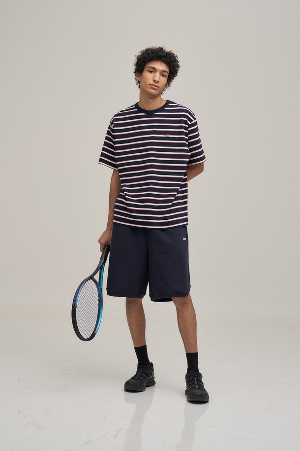 네이비 컬러의 멀티 스트라이프 패턴이 돋보이는 남성용 반팔 티셔츠입니다. 면 100% 소재로 제작되어 부드러운 촉감을 선사하며, 얇은 두께감으로 봄, 여름 시즌에 시원하게 착용하기 좋습니다. 스탠다드핏으로 편안한 착용감을 제공하며, 라운드넥 디자인으로 어떤 스타일에도 잘 어울립니다. 워싱 처리로 자연스러운 멋을 더했으며, 레이어드하여 다양한 스타일을 연출할 수 있습니다. 산책룩, 여행룩 등 캐주얼하고 스포티한 스타일을 즐겨보세요.
