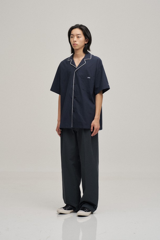 텐셀 파자마 셔츠 (네이비)는 부드러운 촉감의 텐셀 소재로 제작되어 편안한 착용감을 선사합니다. 세미 오버핏으로 제작되어 여유로운 실루엣을 연출하며, 캐주얼, 미니멀, 클래식 스타일을 모두 소화할 수 있습니다. 카라와 앞여밈 부분의 배색 파이핑, 등판 체인 스티치 디테일로 포인트를 더했습니다. 반소매 기장과 얇은 두께로 여름철 집콕룩, 동네 마실룩, 휴가룩 등 다양한 TPO에 활용하기 좋습니다. 네이비 컬러의 로고 패턴으로 심플하면서도 세련된 분위기를 연출합니다.
