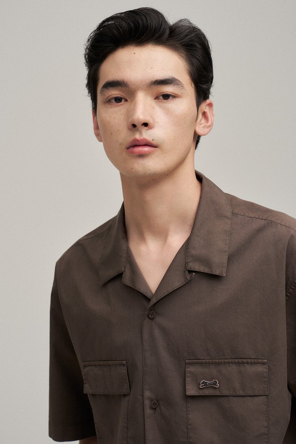 오픈 카라 오버다잉 셔츠 (Mild Brown)는 USA 코튼 100%의 60수 트윌 원단으로 제작되어 부드러운 착용감을 선사합니다. 밀드 브라운 컬러의 셔츠는 가먼트 다잉(Gament Dyeing) 공법으로 빈티지한 무드를 더했으며, 세미 오버핏으로 편안한 착용감을 제공합니다. 여름철, 오픈 카라 디자인과 얇은 두께감으로 시원하게 착용 가능하며, 데이트룩, 카페룩 등 다양한 TPO에 활용할 수 있습니다. 캐주얼, 미니멀, 클래식 스타일을 즐겨 입는 남성분들께 추천하는 아이템입니다.
