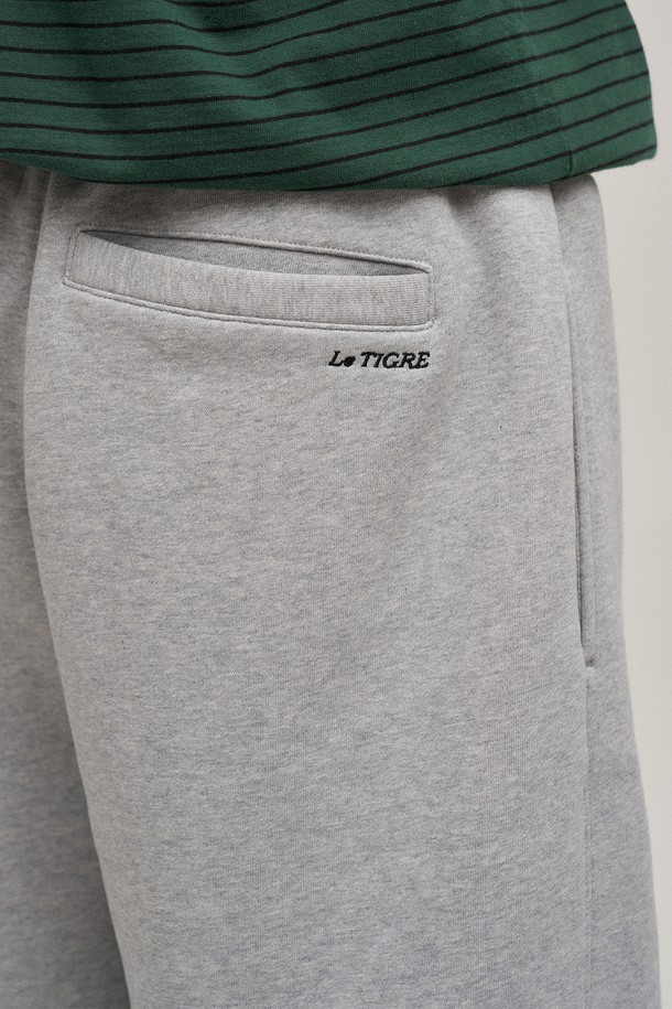 헤더 그레이 색상의 클래식 스웻 쇼츠입니다. 면 소재로 제작되어 부드러운 촉감을 선사하며, 중간 두께감으로 봄, 가을에 착용하기 좋습니다. 오버핏과 루즈핏으로 편안한 착용감을 제공하며, 밴딩 처리된 허리와 워싱 가공으로 자연스러운 멋을 더했습니다. 사이드 슬릿 디테일로 활동성을 높였으며, 캐주얼, 스포티, 미니멀 스타일을 연출하기에 적합합니다. Classic Applique sweatshirt와 함께 셋업으로 스타일리시하게 코디할 수 있습니다.
