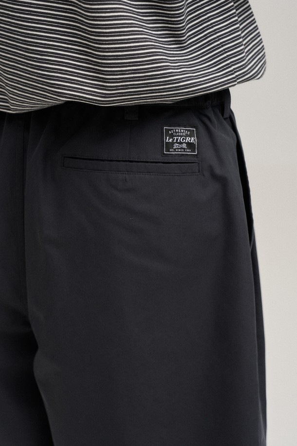 "Two Tuck Banded Shorts (Almost Black)"는 편안함과 스타일을 동시에 잡은 남성용 반바지입니다. 부드러운 촉감의 소재로 제작되어 여름철에도 시원하게 착용 가능하며, 루즈핏 와이드 실루엣으로 트렌디한 핏을 연출합니다. 투턱 디자인과 허리 밴딩 디테일로 편안한 착용감을 제공하며, YKK 지퍼를 사용하여 내구성을 높였습니다. 워싱 처리된 무지 블랙 컬러로 캐주얼, 미니멀, 클래식 등 다양한 스타일을 소화할 수 있으며, 동네 마실룩, 휴가룩, 바캉스룩에 제격입니다.
