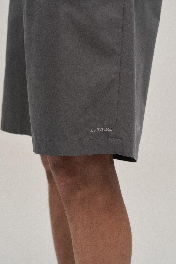 그래파이트 컬러의 투턱 밴딩 반바지입니다. 사각거리는 촉감의 여름용 남성 반바지로, 베이직하고 캐주얼한 스타일을 연출합니다. 와이드핏으로 편안함을 더했으며, YKK 지퍼와 워싱 처리를 통해 완성도를 높였습니다. 동네 마실룩이나 여행룩에 활용하기 좋으며, 캐주얼, 미니멀, 클래식 스타일을 즐기는 분들께 추천합니다.
