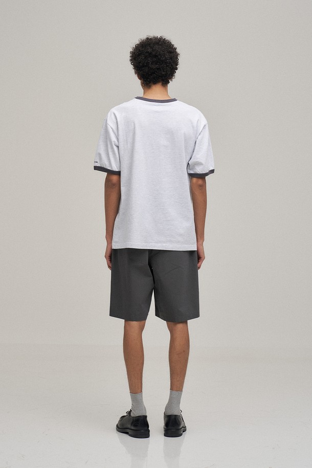 화이트 멜란지 컬러의 Classic Ringer 티셔츠입니다. 16수 코튼 100% 소재로 제작되어 부드러운 촉감과 구김이 적은 것이 특징입니다. 스탠다드핏에 라운드넥 디자인으로, 봄, 여름 시즌 일상에서 편안하게 착용하기 좋습니다. 세탁 후에도 복원력이 뛰어나며, 수축이나 변형이 적어 오랫동안 깔끔하게 입을 수 있습니다. 미니멀, 캐주얼, 클래식 스타일을 선호하는 남성분들께 동네 마실룩, 카페룩으로 추천합니다.
