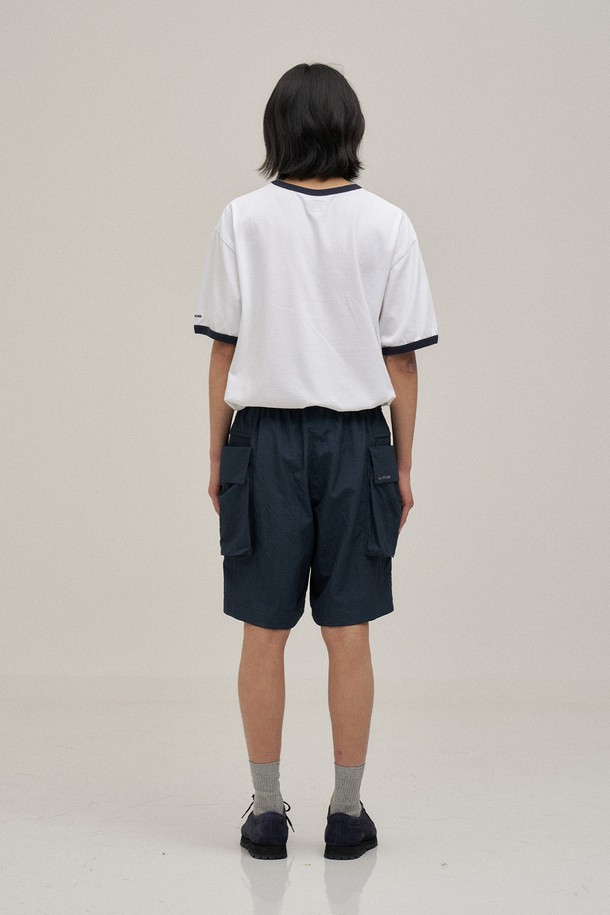 오프 화이트 색상의 클래식 링거 티셔츠입니다. 16수 코튼 100% 소재로 제작되어 부드러운 촉감과 편안한 착용감을 선사하며, 일상복으로 활용하기 좋습니다. 스탠다드핏에 레귤러 기장으로, 남녀 모두에게 잘 어울리는 디자인입니다. 구김이 적고, 세탁 후에도 복원력이 뛰어나며, 수축 및 변형 걱정 없이 오랫동안 즐겨 입을 수 있습니다. 캐주얼 및 미니멀 스타일을 선호하는 분들께 추천하며, 동네 마실룩이나 여행룩으로 활용하기 좋습니다.
