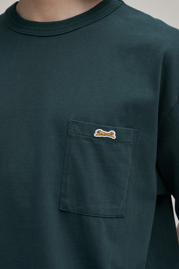 포레스트 컬러의 클래식 포켓 티셔츠입니다. 16수 코튼 100% 소재로 제작되어 부드러운 촉감과 편안한 착용감을 선사합니다. 구김이 적고 세탁 후 복원력이 뛰어나며, 수축이나 변형 없이 오랫동안 깔끔하게 유지됩니다. 스탠다드핏과 라운드넥 디자인으로 어떤 스타일에도 잘 어울리는 베이직하고 캐주얼한 아이템입니다. 톤온톤 포레스트 그린 컬러는 일상은 물론 동네 마실룩에도 자연스럽게 녹아듭니다.
