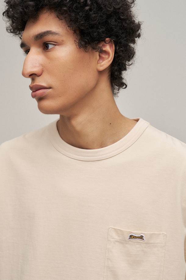 아이보리 컬러의 "클래식 포켓 티셔츠"입니다. 남성용 티셔츠로, 봄과 여름에 가볍게 입기 좋습니다. 베이직하고 캐주얼한 스타일로 데이트룩, 동네 마실룩 등 다양한 TPO에 활용할 수 있습니다. 면 소재로 제작되어 부드러운 착용감을 느낄 수 있으며, 스탠다드 핏으로 편안하게 착용 가능합니다. 라운드넥 반소매 디자인에 포켓 디테일을 더해 실용성을 높였으며, 구김이 적고 복원력이 뛰어납니다. 캐주얼, 미니멀, 클래식 스타일을 즐겨 입는 분들께 추천합니다.
