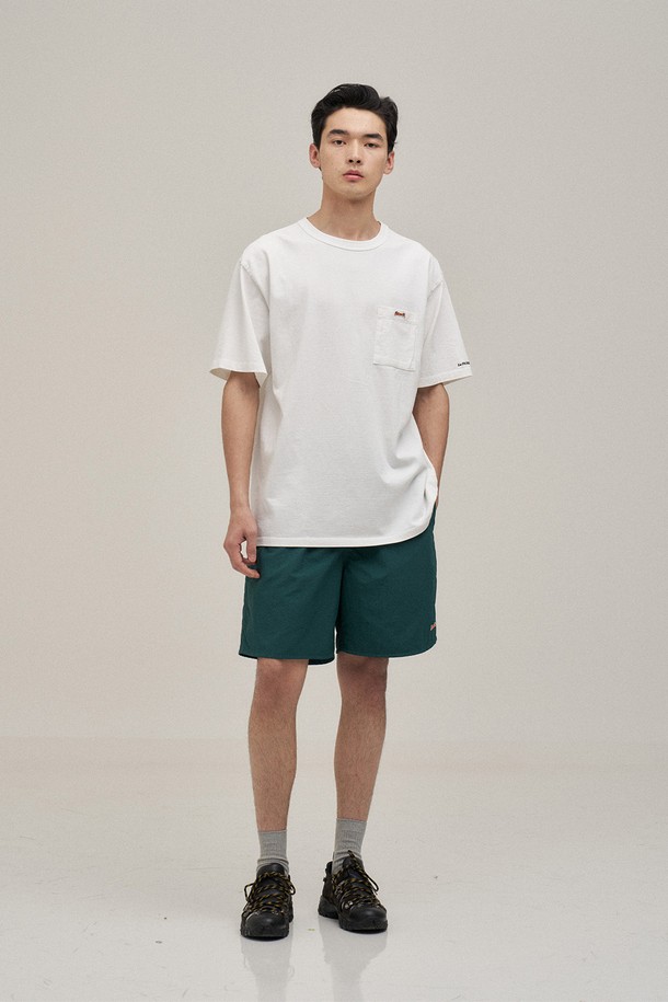클래식 포켓 티셔츠 (오프 화이트)는 베이직하고 캐주얼한 스타일을 선호하는 남성 고객을 위한 데일리 티셔츠입니다. 부드러운 촉감의 16수 면 100% 소재로 제작되어 편안한 착용감을 제공하며, 봄, 여름 시즌에 적합합니다. 스탠다드핏 라운드넥 디자인에 무지 패턴으로 깔끔함을 더했으며, 포켓 디테일이 포인트입니다. 구김이 적고 세탁 후 복원력이 뛰어나 실용적이며, 수축이나 변형 걱정 없이 오래 입을 수 있습니다. 동네 마실룩, 카페룩 등 편안한 스타일 연출에 제격입니다.
