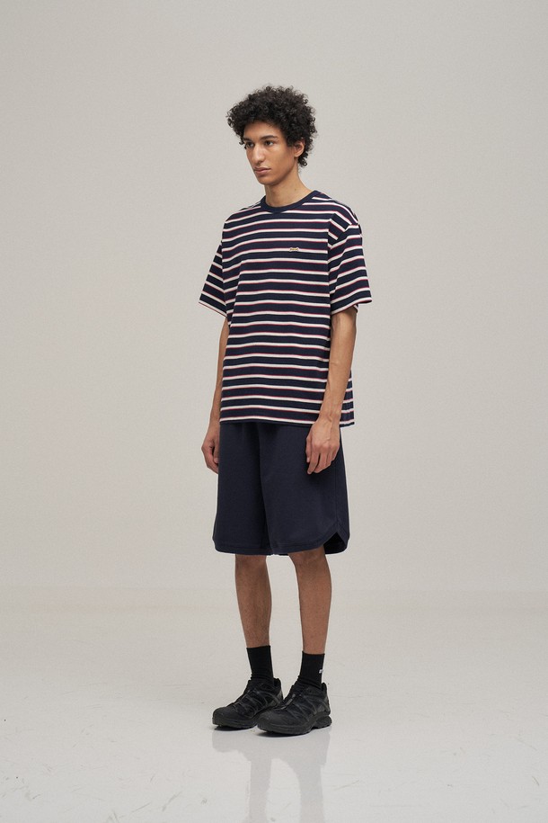 네이비 컬러의 멀티 스트라이프 패턴이 돋보이는 남성용 반팔 티셔츠입니다. 면 100% 소재로 제작되어 부드러운 촉감을 선사하며, 얇은 두께감으로 봄, 여름 시즌에 시원하게 착용하기 좋습니다. 스탠다드핏으로 편안한 착용감을 제공하며, 라운드넥 디자인으로 어떤 스타일에도 잘 어울립니다. 워싱 처리로 자연스러운 멋을 더했으며, 레이어드하여 다양한 스타일을 연출할 수 있습니다. 산책룩, 여행룩 등 캐주얼하고 스포티한 스타일을 즐겨보세요.

