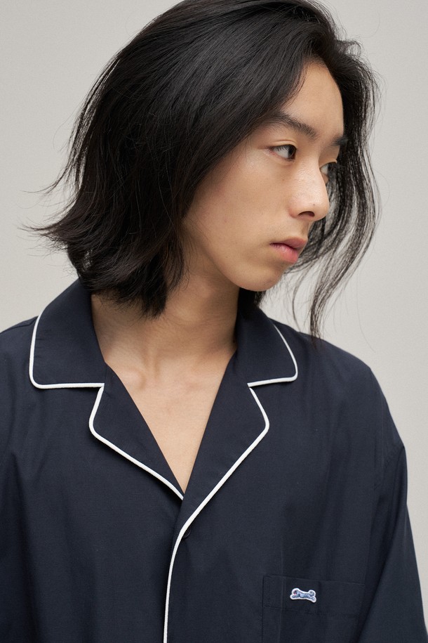 텐셀 파자마 셔츠 (네이비)는 부드러운 촉감의 텐셀 소재로 제작되어 편안한 착용감을 선사합니다. 세미 오버핏으로 제작되어 여유로운 실루엣을 연출하며, 캐주얼, 미니멀, 클래식 스타일을 모두 소화할 수 있습니다. 카라와 앞여밈 부분의 배색 파이핑, 등판 체인 스티치 디테일로 포인트를 더했습니다. 반소매 기장과 얇은 두께로 여름철 집콕룩, 동네 마실룩, 휴가룩 등 다양한 TPO에 활용하기 좋습니다. 네이비 컬러의 로고 패턴으로 심플하면서도 세련된 분위기를 연출합니다.
