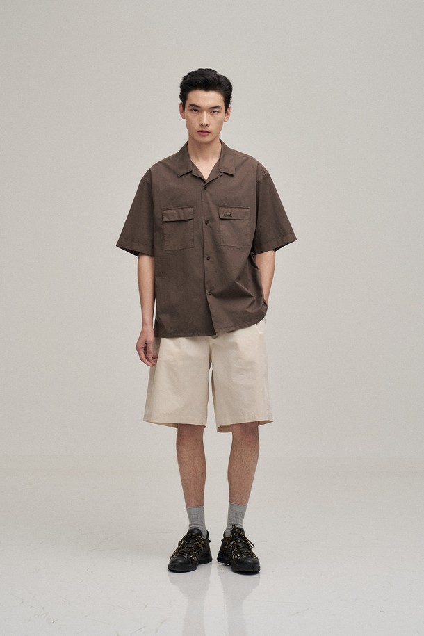 오픈 카라 오버다잉 셔츠 (Mild Brown)는 USA 코튼 100%의 60수 트윌 원단으로 제작되어 부드러운 착용감을 선사합니다. 밀드 브라운 컬러의 셔츠는 가먼트 다잉(Gament Dyeing) 공법으로 빈티지한 무드를 더했으며, 세미 오버핏으로 편안한 착용감을 제공합니다. 여름철, 오픈 카라 디자인과 얇은 두께감으로 시원하게 착용 가능하며, 데이트룩, 카페룩 등 다양한 TPO에 활용할 수 있습니다. 캐주얼, 미니멀, 클래식 스타일을 즐겨 입는 남성분들께 추천하는 아이템입니다.
