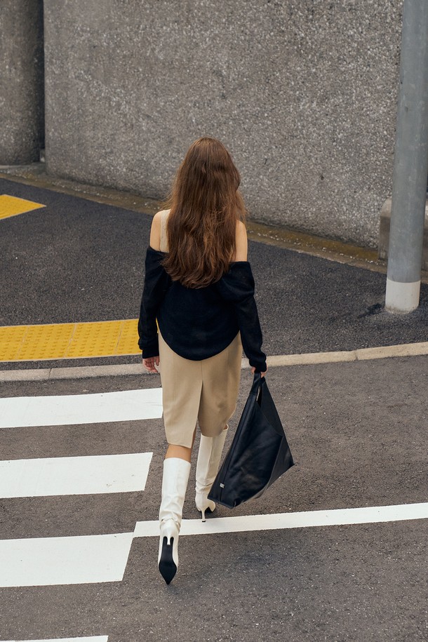 부드러운 촉감의 키드 모헤어 원사를 사용하여 제작된 여성용 모헤어 더블 가디건입니다. 라운드넥 디자인에 루즈핏으로 편안하게 착용 가능하며, 가을/겨울 시즌에 어울리는 두꺼운 두께감으로 따뜻함을 선사합니다. 아이보리, 그레이, 핑크, 블랙, 레드 5가지 다채로운 컬러로 출시되었으며, 케이블 패턴과 버튼, 후크 디테일로 포인트를 더해 베이직하면서도 스타일리시한 연출이 가능합니다.
