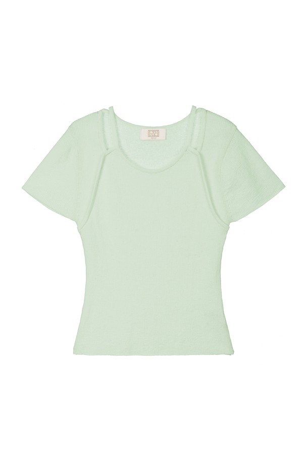 여성용 코튼 더블 티셔츠입니다. 이너 민소매와 반팔 레이어드 디자인으로 시원하고 세련된 스타일을 연출합니다. 부드러운 촉감의 면, 나일론 혼방 소재로 제작되어 편안한 착용감을 선사합니다. 레귤러핏에 라운드넥으로, 데이트룩, 카페룩, 캐주얼, 미니멀 스타일 모두 소화 가능하며, 초여름, 한여름에 적합합니다. 화이트, 핑크, 레드, 모카, 네이비, 블랙, 아이보리, 민트 등 다양한 컬러로 만나보세요.
