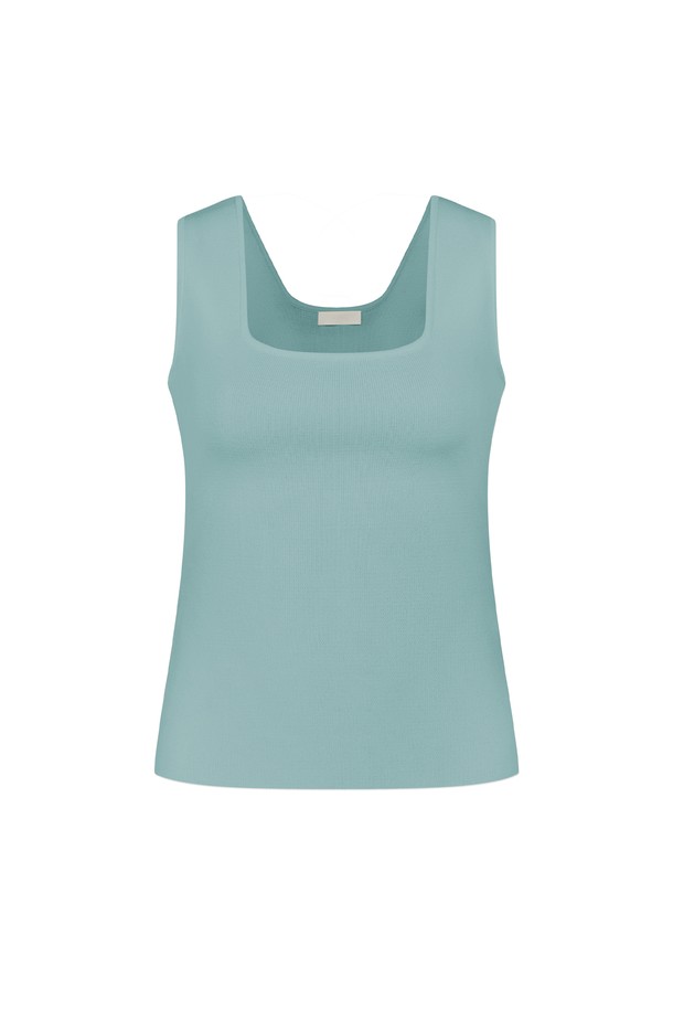 스퀘어 라이트 슬리브리스는 여성들을 위한 여름용 슬리브리스입니다. 얇은 두께감의 레이온과 나일론 혼방 소재로 제작되어 부드러운 촉감을 선사하며, 14게이지 립 조직으로 은은한 골지 패턴을 더했습니다. 슬림핏 디자인으로 허리 라인을 강조하며, 스퀘어넥으로 시원하고 세련된 분위기를 연출합니다. 베이직, 미니멀 스타일을 선호하는 분들께 데이트룩, 쇼핑룩으로 추천하며, 화이트, 크림, 그린, 민트, 핑크, 베이지, 레드, 모카, 차콜, 블랙 등 다양한 10가지 색상으로 만나보세요. 바디라인 보정 효과와 신축성으로 편안함까지 놓치지 않았습니다.
