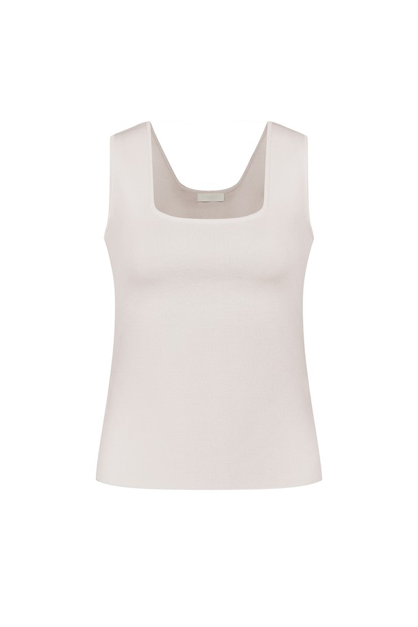 스퀘어 라잇 민소매는 부드러운 레이온과 나일론 혼방 소재로 제작되어 시원하게 착용할 수 있는 여름철 필수 아이템입니다. 슬림핏 디자인에 스퀘어넥 라인으로 여성스러운 느낌을 더했으며, 허리 라인이 강조되어 더욱 날씬해 보이는 효과를 줍니다. 다양한 10가지 컬러(화이트, 크림, 베이지, 모카, 핑크, 레드, 그린, 민트, 차콜, 블랙)로 출시되어 데이트룩, 카페룩, 여행룩 등 어떤 스타일에도 매치하기 좋습니다. 신축성이 있어 편안하며, 바디라인에 자연스럽게 밀착되어 시크한 매력을 연출합니다. 베이직, 미니멀, 클래식 스타일을 선호하는 여성분들께 추천합니다.
