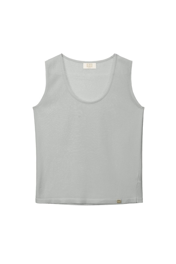 **Edition Sleeveless**는 부드러운 촉감의 면, 폴리에스테르 혼방 소재로 제작되어 가볍고 편안한 착용감을 선사합니다. 라운드넥에 레귤러핏, 민소매 디자인으로 여름철 베이직하게 즐겨 입기 좋으며, 크림, 베이지, 그레이, 블랙 등 다양한 컬러로 출시되었습니다. 신축성이 있어 활동성이 뛰어나고 비침 걱정 없이, 하이게이지 니트 짜임으로 깔끔하게 연출 가능하며, 어떤 하의와도 코디가 쉬운 활용도 높은 아이템입니다.
