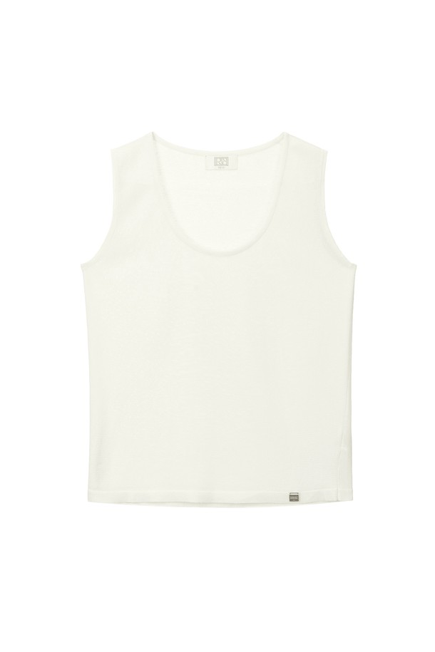 "Edition Sleeveless"는 부드러운 촉감과 신축성을 갖춘 여성용 민소매 상의입니다. 크림, 베이지, 그레이, 블랙의 베이직한 컬러로 출시되었으며, 면과 폴리에스테르 혼방의 하이게이지 니트 소재를 사용하여 얇고 시원한 착용감을 제공합니다. 라운드넥에 릴랙스 핏, 크롭 기장으로 여름철 일상복 또는 이너웨어로 활용하기 좋습니다.
