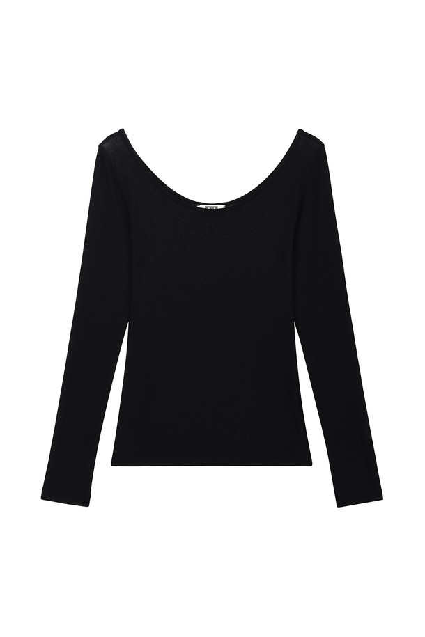 부드러운 촉감의 텐셀, 울, 스판덱스 혼방 소재로 제작되어 사계절 내내 편안하게 착용 가능한 여성용 New deep U-neck 티셔츠입니다. 깊은 U넥 디자인과 레귤러핏으로 여성스러운 실루엣을 연출하며, 아이보리, 베이지, 핑크, 옐로우 블루, 블랙 등 다채로운 5가지 컬러로 출시되었습니다. 신축성 있는 소재와 롱 슬리브 디자인으로 데일리룩에 활용하기 좋은 베이직 아이템입니다.
