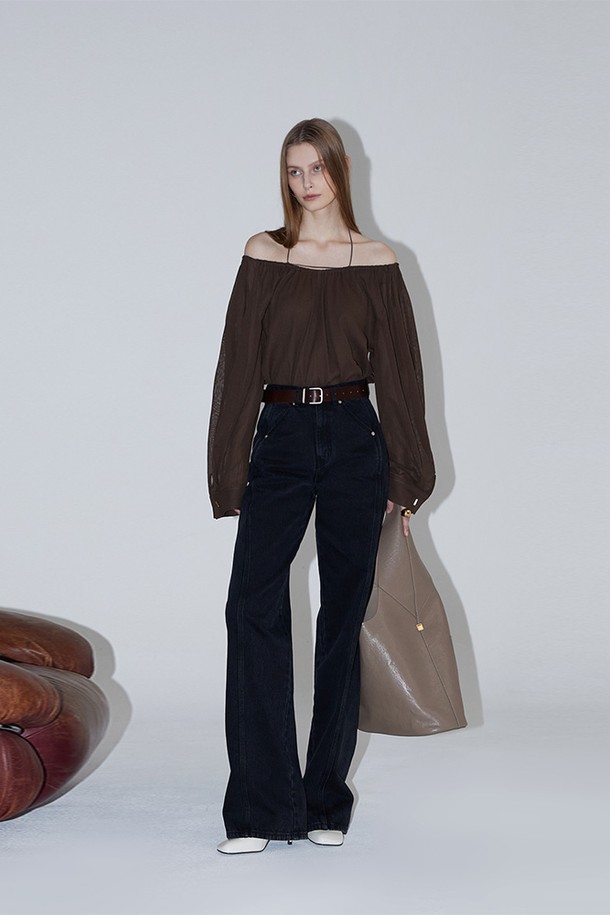 ```
프릴 오프숄더 블라우스는 여성스러운 스타일을 연출하는 블라우스입니다. 아이보리 핑크와 브라운 블랙 두 가지 색상으로 출시되었으며, 면과 폴리에스테르 혼방 소재로 제작되어 부드러운 촉감을 선사합니다. 오프숄더 디자인과 긴 소매 기장이 특징이며, 프린세스 라인 절개, 칼라 플리츠, 탈부착 가능한 넥 스트랩 등의 디테일로 우아한 분위기를 더합니다. 데이트룩, 카페룩, 모임룩과 같은 특별한 날에 클래식, 미니멀, 로맨틱한 스타일로 연출해보세요.
```
