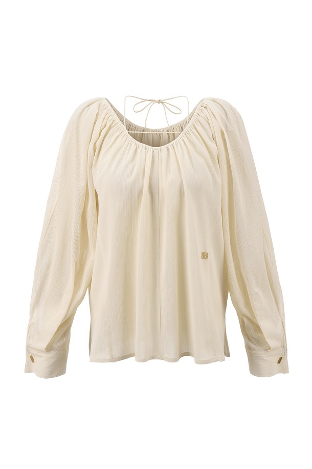 프릴 오프숄더 블라우스는 여성스러운 매력을 강조하는 상의입니다. 아이보리 핑크, 브라운 블랙 두 가지 색상으로 제공되며, 봄, 여름 계절에 어울립니다. 부드러운 촉감의 면, 폴리에스테르 혼방 소재로 제작되었으며, 프린세스 라인 패턴이 우아한 실루엣을 연출합니다. 긴소매와 중간 두께감으로 간절기에도 활용하기 좋으며, 시어서커 원단과 소매 플리츠 디테일, 탈부착 가능한 앞 넥 스트랩, 옆트임, 금속 장식이 특징입니다. 데이트룩, 카페룩, 모임룩 등 로맨틱, 클래식, 미니멀 스타일을 연출하고 싶을 때 추천합니다.
