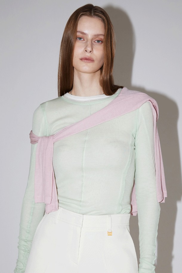 **Ylang 라인 티셔츠**

부드러운 텐셀과 울 혼방 소재로 제작되어 봄, 가을 시즌에 적합한 Ylang 라인 티셔츠입니다. 슬림핏 디자인에 라운드넥으로 미니멀하고 베이직한 스타일을 연출합니다. 아이보리, 연분홍, 그린, 차콜그레이, 블랙 5가지 다채로운 컬러로 출시되었습니다. 앞뒤 플리츠 디테일과 소매 센터라인 절개, 측면 절개 디자인으로 포인트를 더했으며, 비침 걱정 없이 착용할 수 있습니다. 데이트룩, 카페룩 등 다양한 TPO에 활용하여 미니멀, 클래식, 캐주얼 무드를 즐길 수 있습니다.
