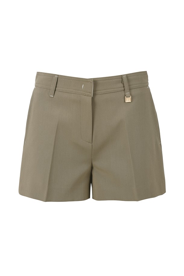 미니멀하고 클래식한 무드의 여성 반바지, Ava Half Pants입니다. 폴리에스테르 소재로 제작되어 주름이 잘 가지 않아 편안하게 착용 가능하며, IVORY, BEIGE, GRAY, BLACK 4가지 다채로운 색상으로 만나보실 수 있습니다. 레귤러핏의 숏 기장으로 깔끔한 실루엣을 연출하며, 벨트 루프 디테일과 로고 장식으로 포인트를 더했습니다.
